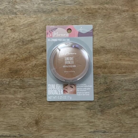 5/$20 Le Mercerie Sunlight Bronzer Powder - Picture 1 of 3